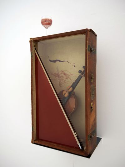 Rebecca Horn, Verbotenes Spiel - Lazlo´s Geige (2019). Old case with linen, vinyl disc, violin, violin bow, glass, acrylic, steel, motor, and electronic device. 83 x 40 x 30 cm. © Rebecca Horn, 2023.