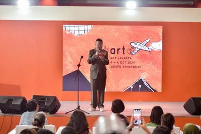 Tom Tandio speaks at the opening of Art Jakarta 2024.