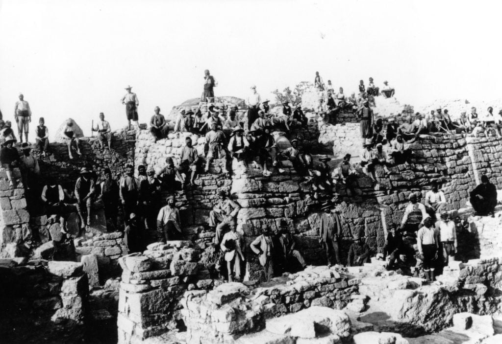 Schliemann around the ruins of Troy with a group of workers