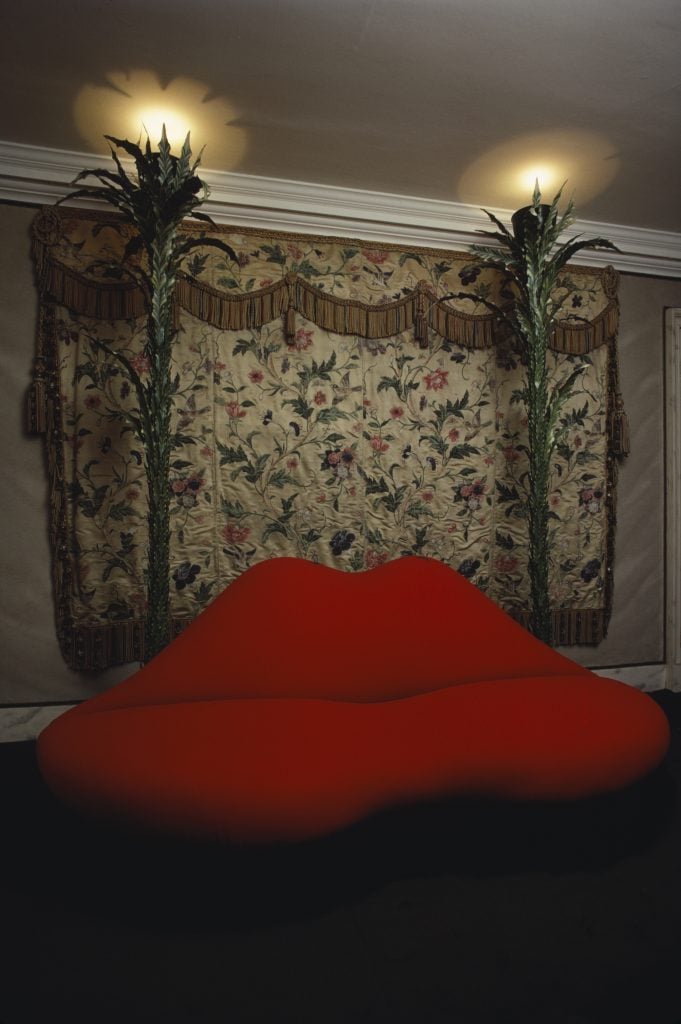 the red lip sofa made by Dali 