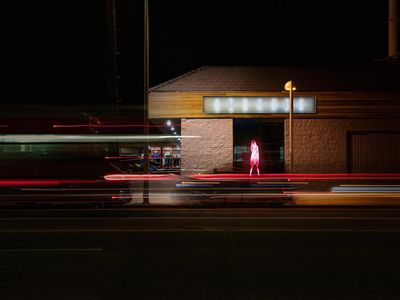 Doug Aitken, 3 Modern Figures (don't forget to breathe) (2018). Exhibition view: 6775 Santa Monica Boulevard, Los Angeles (2019).