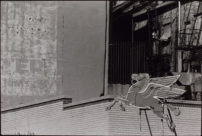 Robert Rauschenberg, New York City (1981). Gelatin silver print. 33 x 48.3 cm. Robert Rauschenberg Foundation.