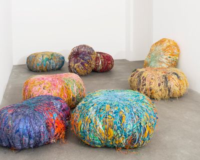 Sheila Hicks, Grand Boules (2009).