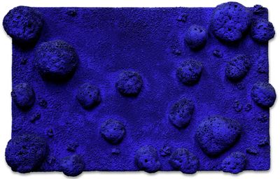 Yves Klein, Relief Éponge bleu sans titre (1961). Dry pigment and synthetic resin, natural sponges and pebbles on panel. 78.7 x 128 cm.