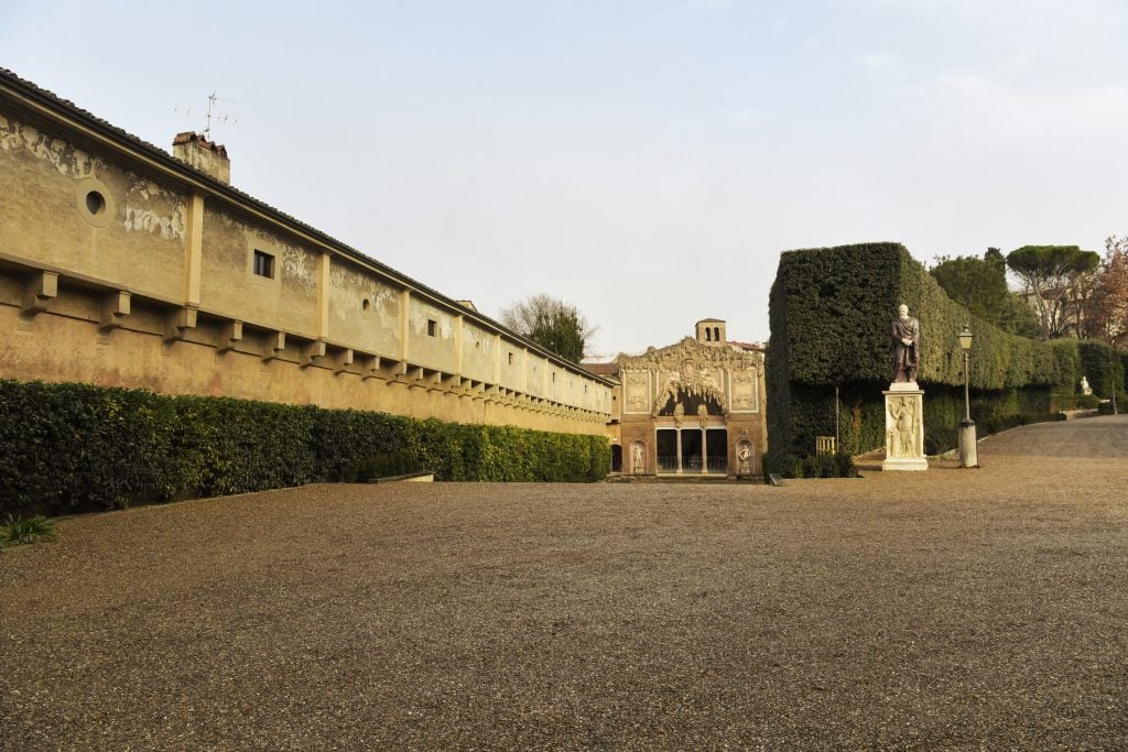 a view of the Vasari Corridor from the Boboli garden